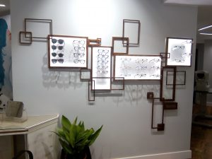 Expositor gafas con luz Ópticas Salinas