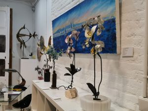 flores de forja en una estanteria de la galaría miim spais