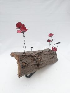 amapolas de forja sujetas a una corteza de árbol. Amapola corteza II