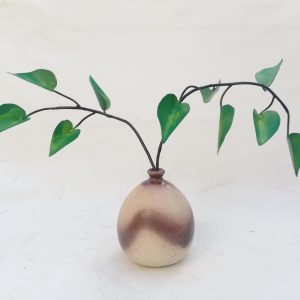 poto con jarrón de cerámica