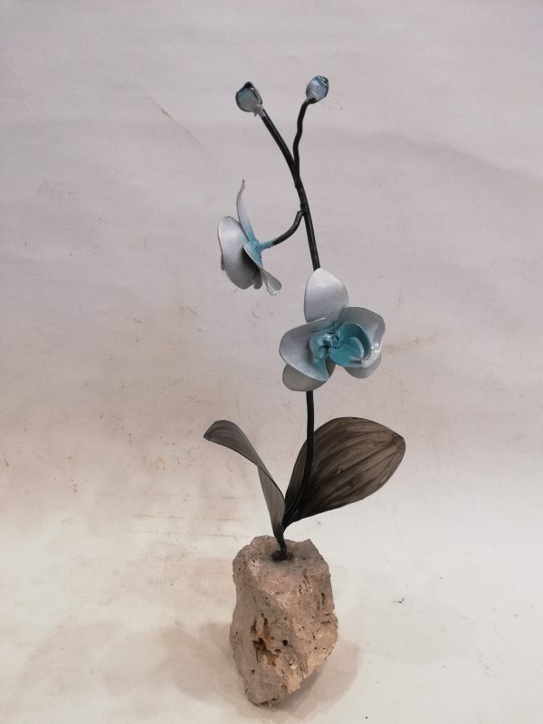 Orquídea travertino azul de forja sobre una base de traventino