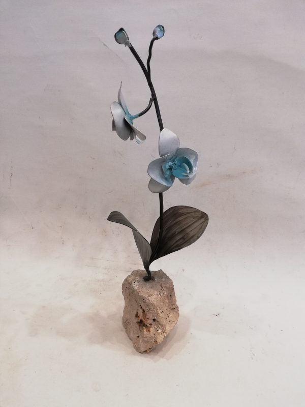 Orquídea travertino azul de forja sobre una base de traventino