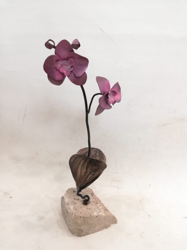 Orquídea travertino fucsia de forja sobre una base de travertino