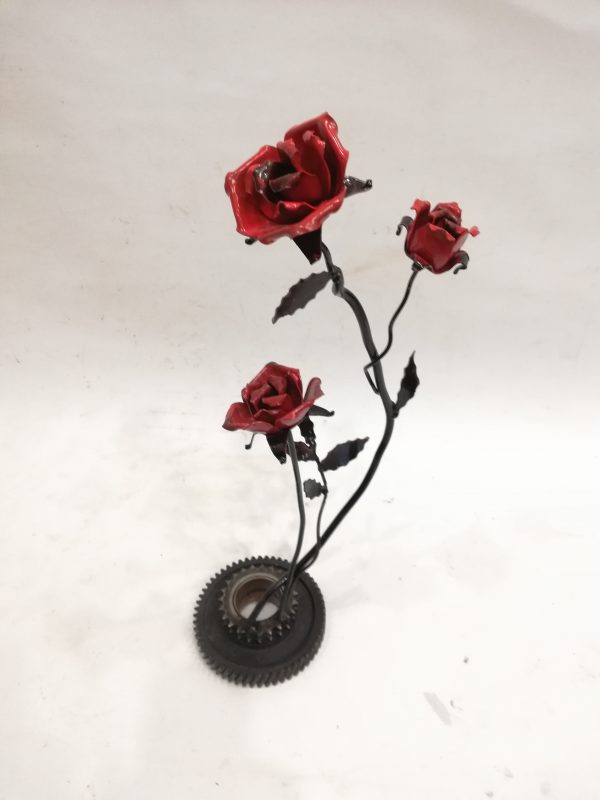rosales metal realizados en forja sobre una base de metal