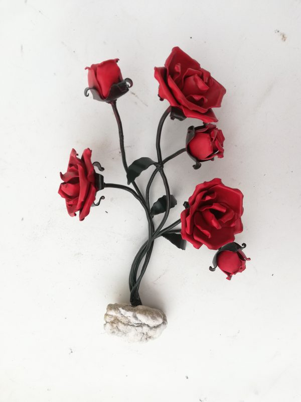 Rosas rojas de forja en una base de alabastro