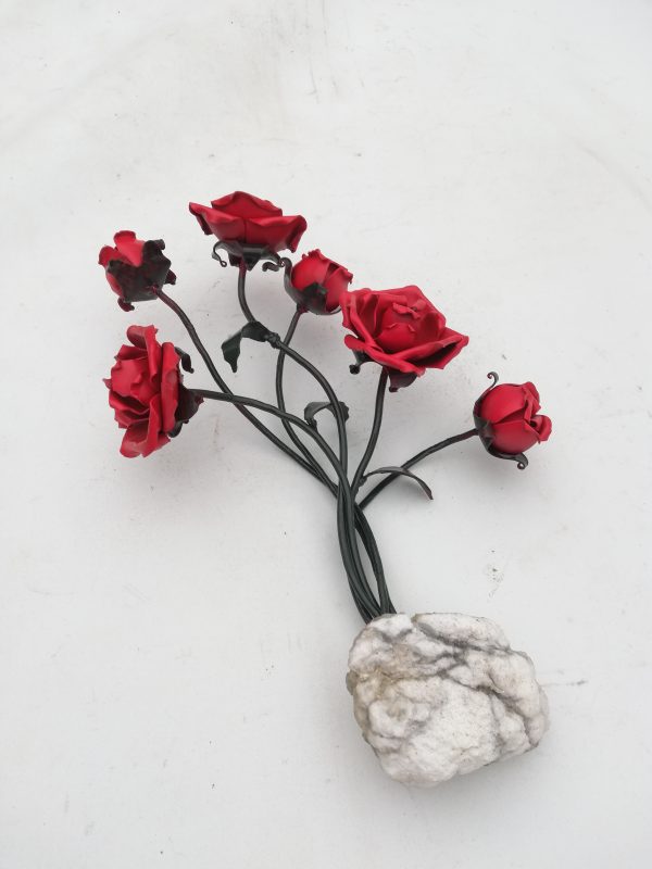 Rosas rojas de forja en una base de alabastro