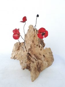 amapola chopo de forja sobre una base de chopo