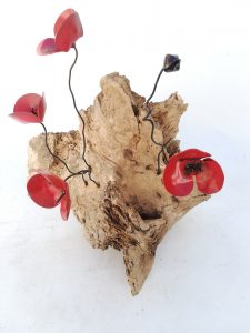 amapola chopo de forja sobre una base de chopo