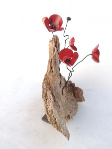 amapola chopo de forja sobre una base de chopo