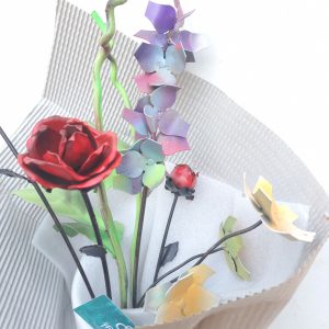 Ramo de flores de metal para regalar