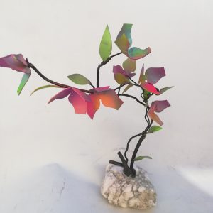 Bonsái de metal y pintado a mano en una base de piedra blanca natural