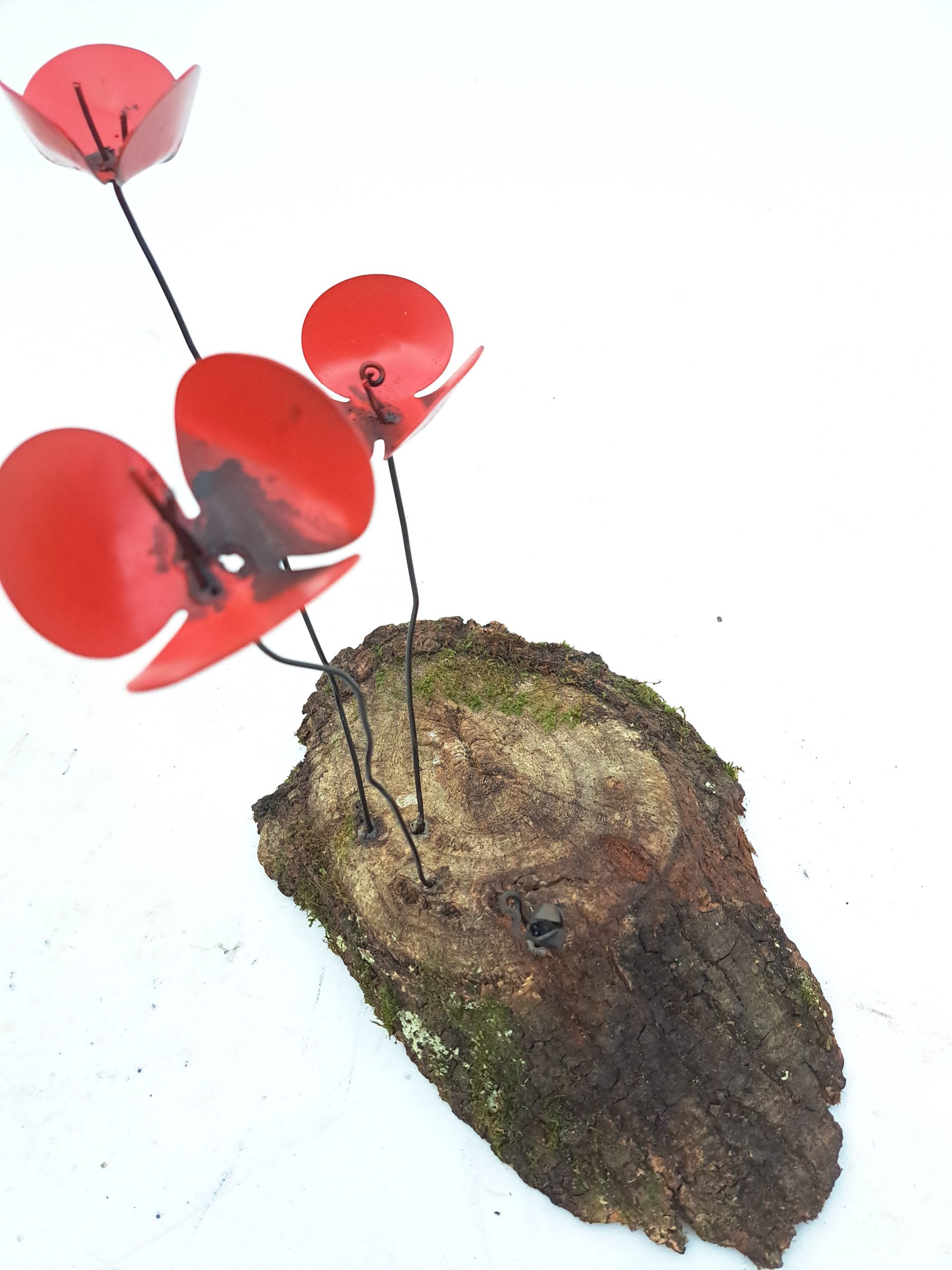 detalle amapolas rojas metal en base madera