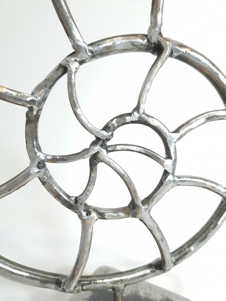 escultura de metal