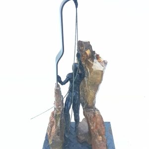 Escultura Espeleología de resina epoxi y base de piedras