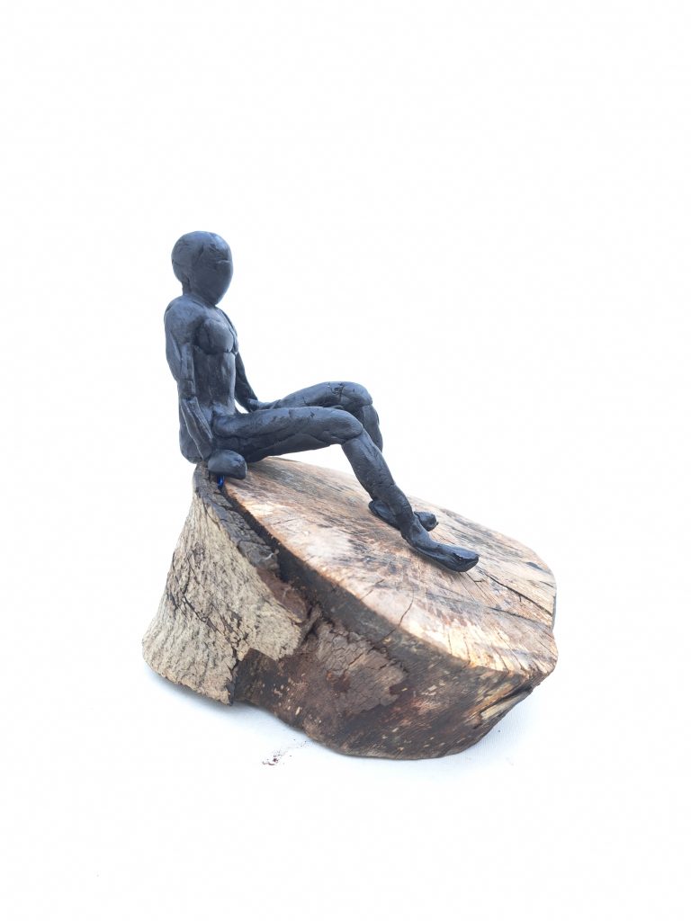 Escultura modelada en resina epoxi con base de madera