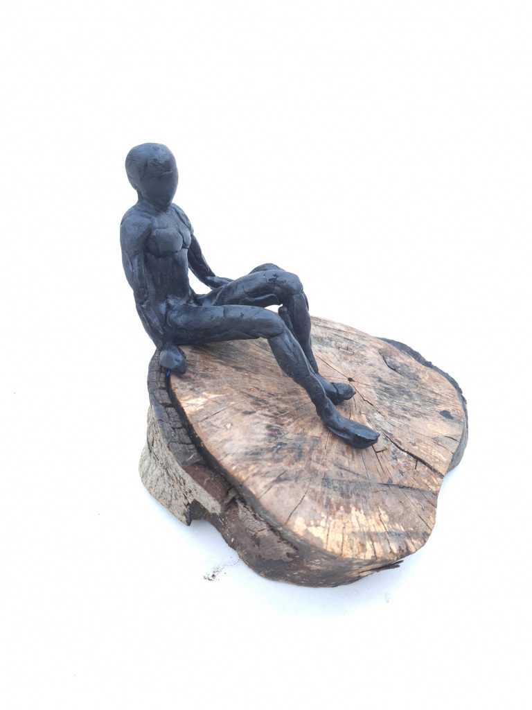 Escultura modelada en resina epoxi con base de madera