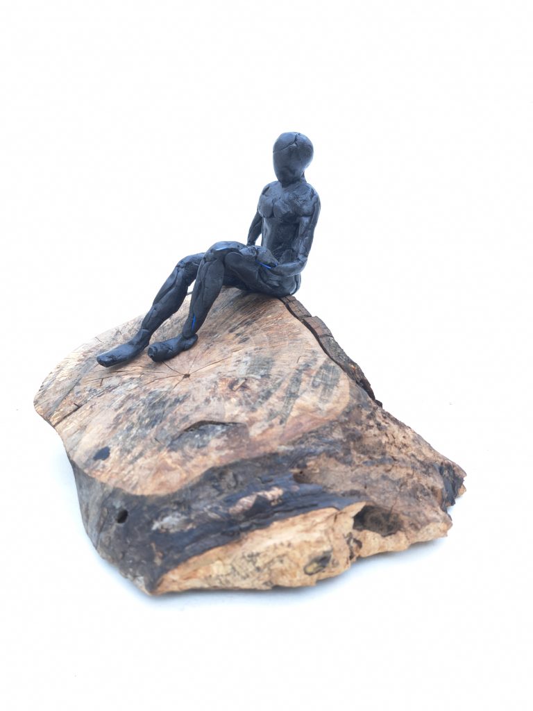 Escultura modelada en resina epoxi con base de madera