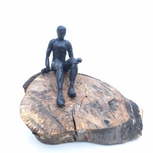 Esscultura modelada en resina epoxi con base de madera