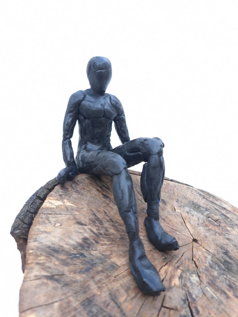 Escultura modelada en resina epoxi con base de madera