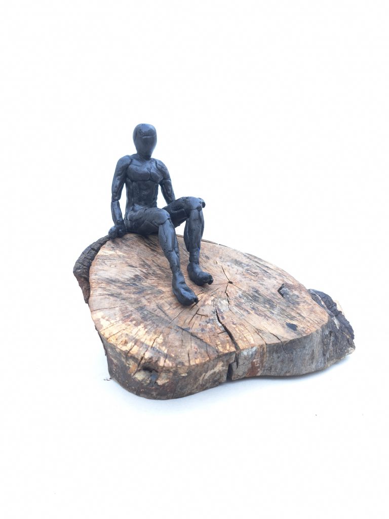 Escultura modelada en resina epoxi con base de madera