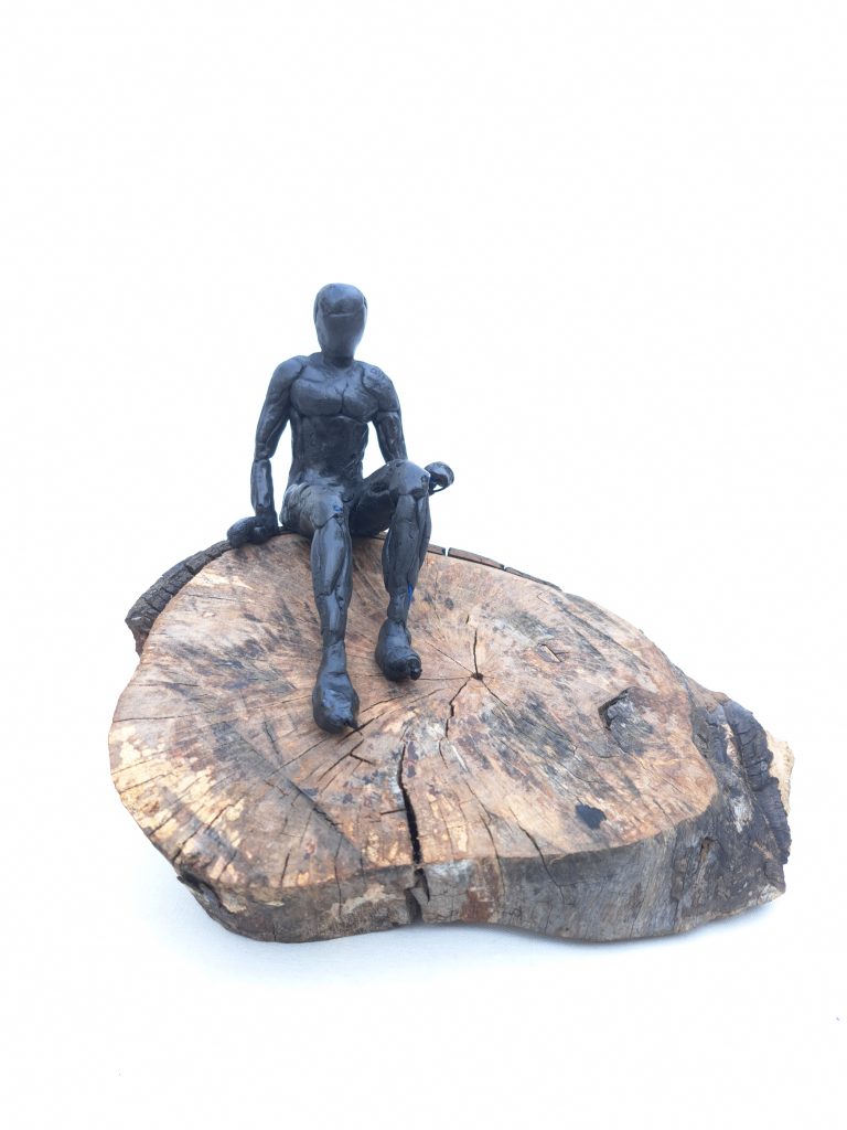 Esscultura modelada en resina epoxi con base de madera