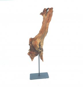 Escultura de corteza de chopo en pena de hierro 1