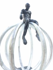 Escultura de resina Contemplando el mundo