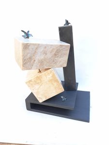 escultura de hierro y piedra
