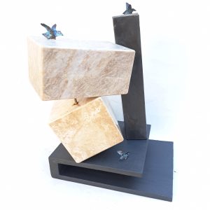 escultura de hierro y piedra