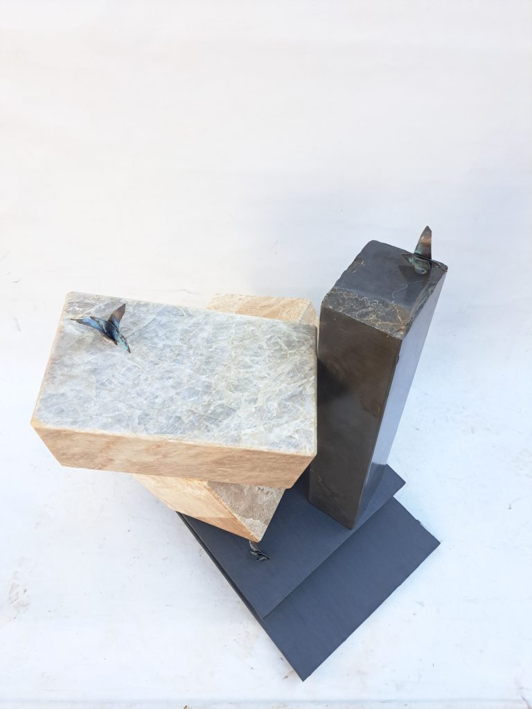Escultura de piedra y metal