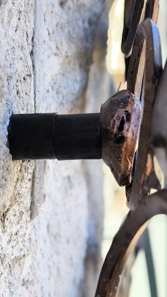 Sistema de fijación del cartel de forja sobre pared de piedra