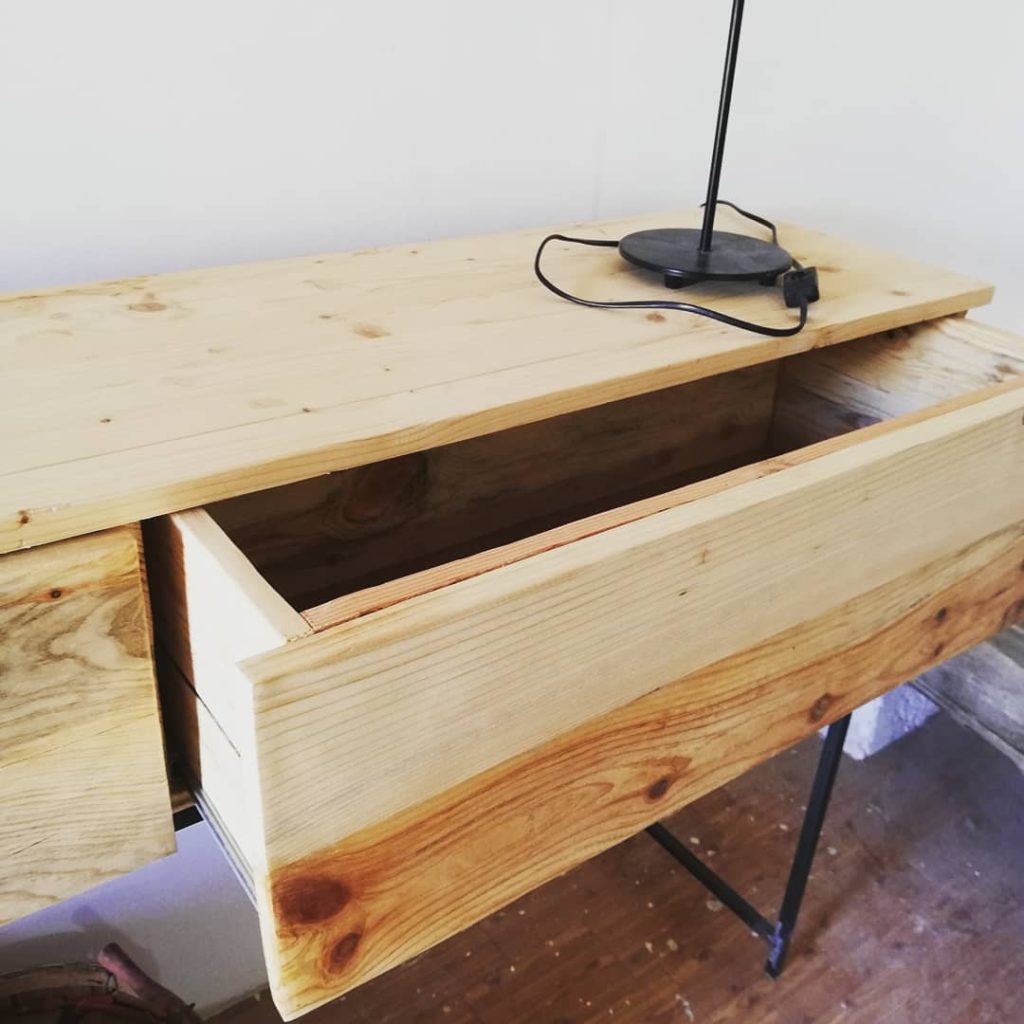 muebles de metal y madera
