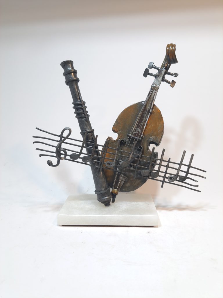escultura de metal y piedra
