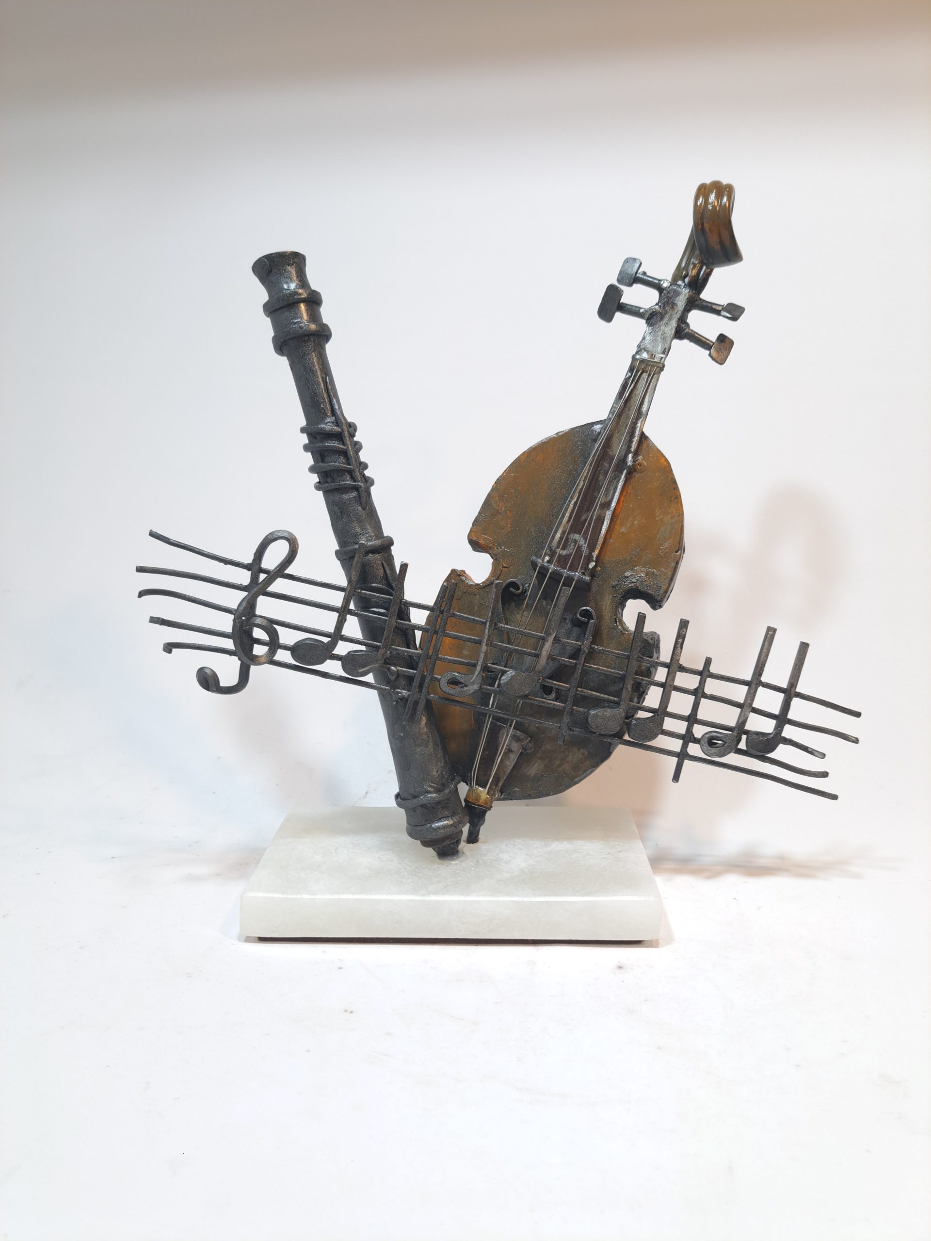 escultura de metal y piedra